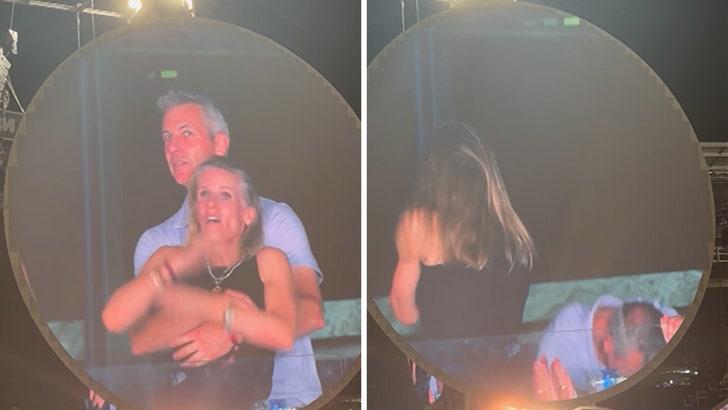 Кристин Кабот из Цолдплаи Цоупле-а стиже на плажу у Мајамију