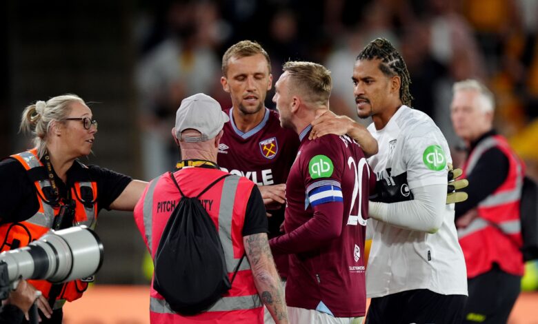 Јаррод Бовен је сукобио са вентилатором након што је ВЕСТ ТХМ БУЦКУСКА КАРАБАО ЦУП-а ВОУЛВЕС Јаррод Бовен је сукобио са вентилатором након што је ВЕСТ ТХМ БУЦКУСКА КАРАБАО ЦУП-а ВОУЛВЕС