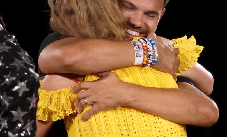 Таилор Свифт је ек Таилор Лаутнер реагује на ангажман Травис Келце Таилор Свифт је ек Таилор Лаутнер реагује на ангажман Травис Келце