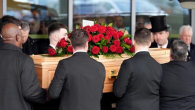 На сликама: Фудбалске звезде присуствују сахрани Џона Робертсона