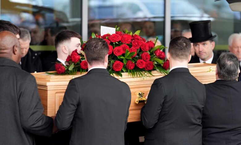 На сликама: Фудбалске звезде присуствују сахрани Џона Робертсона На сликама: Фудбалске звезде присуствују сахрани Џона Робертсона