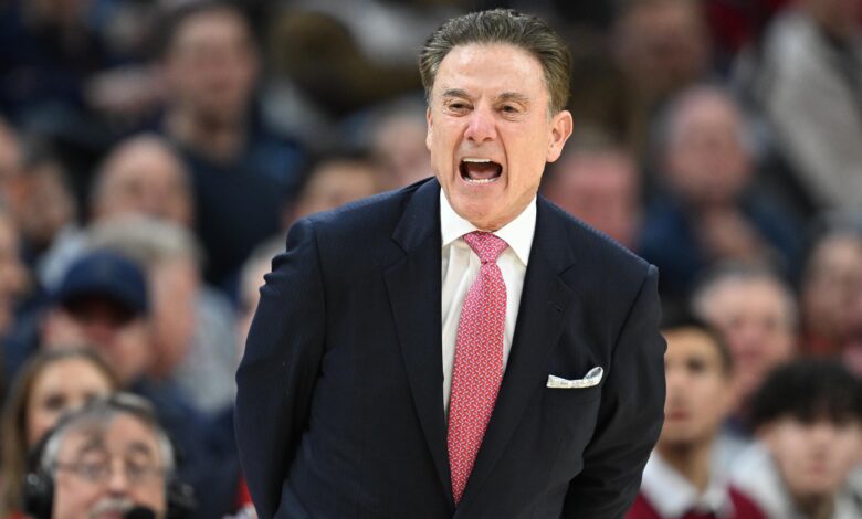 Рик Питино победио сина Ричарда и обезбедио 900. победу у каријери док је Сент Џонс победио Ксавијера Рик Питино победио сина Ричарда и обезбедио 900. победу у каријери док је Сент Џонс победио Ксавијера