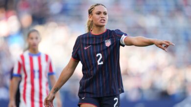 Тринити Родман постиже поене, одушевљени навијачима као победа УСВНТ-а против Парагваја после историјског НВСЛ уговора