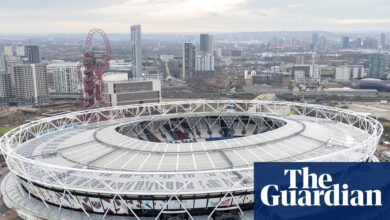 Навијач Вест Хема добио забрану пошто је подигао ‘превелики’ анти-боард транспарент | Вест Хем јунајтед