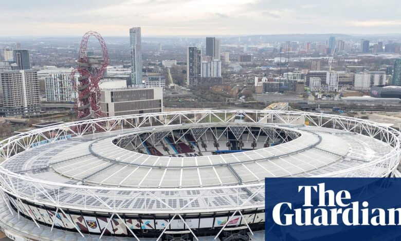 Навијач Вест Хема добио забрану пошто је подигао ‘превелики’ анти-боард транспарент | Вест Хем јунајтед