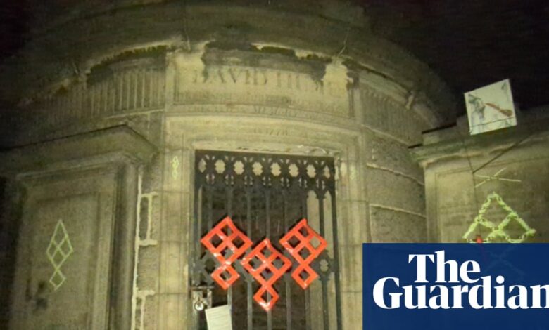 Гробница филозофа Дејвида Хјума у Единбургу вандализована ‘сатанистичким’ симболима | Единбургх Гробница филозофа Дејвида Хјума у Единбургу вандализована ‘сатанистичким’ симболима | Единбургх