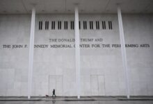 Особље Кенеди центра упозорило је на резове уочи двогодишњег затварања