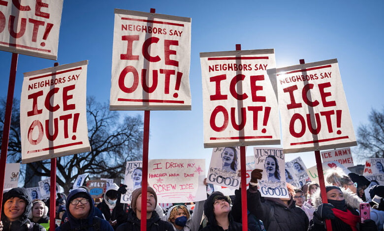 ДХС наставља да покушава и не успева да разоткрије анонимне ИЦЕ критичаре на мрежи