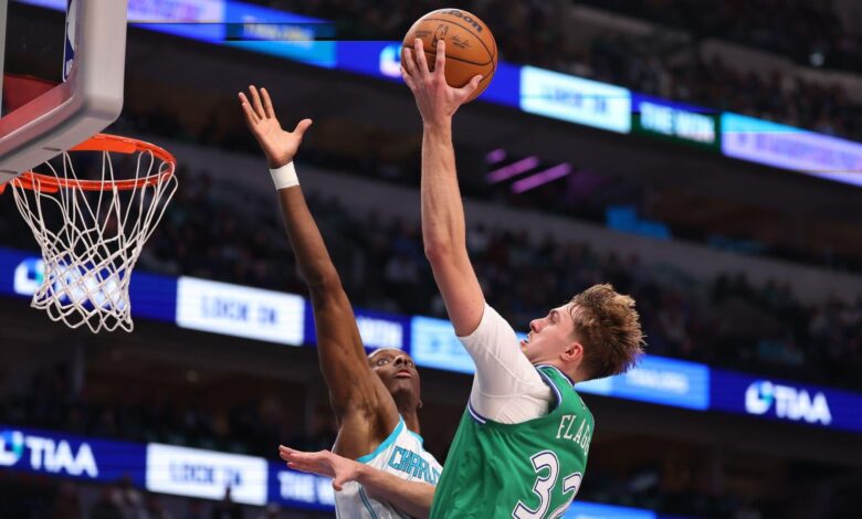 Цоопер Флагг показује свој невероватан развој у историјском дуелу почетника против Кон Кнупела Цоопер Флагг показује свој невероватан развој у историјском дуелу почетника против Кон Кнупела