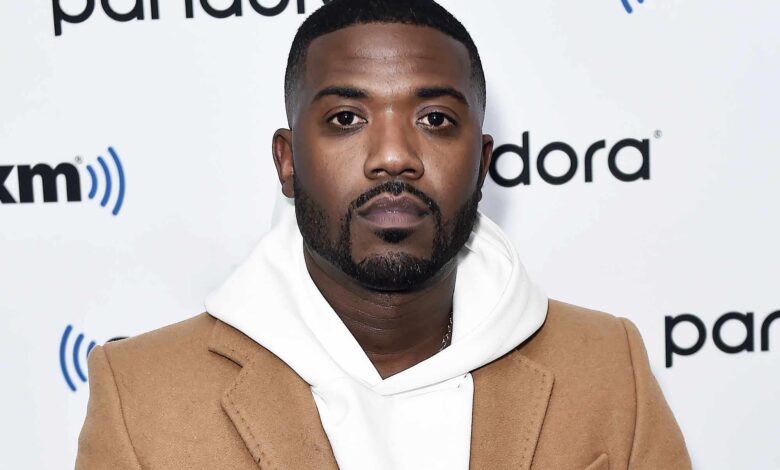 Реј Џеј наступа са крвавим очима недељама након што је рекао да има месеци живота