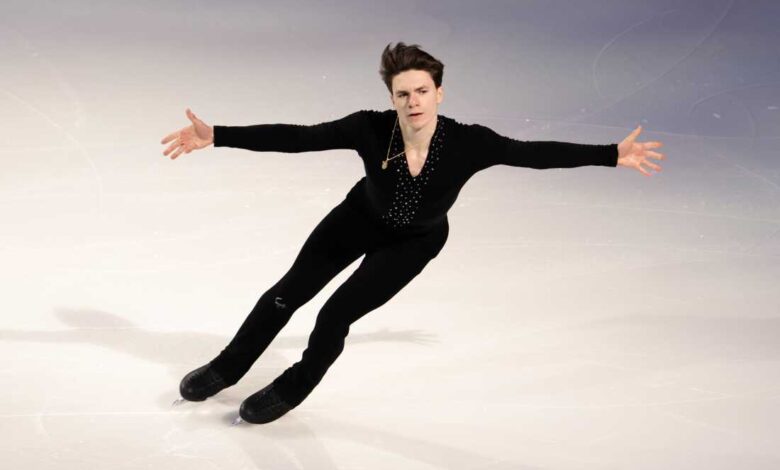 Figure skaters honor D.C. crash victims in Olympic year : NPR Figure skaters honor D.C. crash victims in Olympic year : NPR