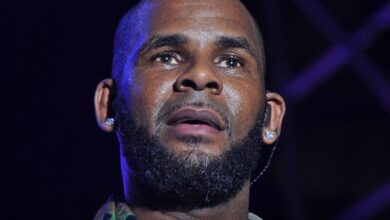 Р. Келли је под истрагом због поседовања броја телефона пензионисаног управника