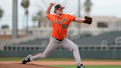 Логан Вебб, Хаиден Бирдсонг из СФ Гиантса бацају прве живе оловке