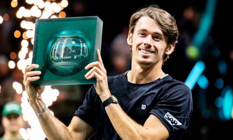 Алекс де Минаур опонаша Лејтона Хјуита са 77-минутним рушењем како би освојио титулу на Ротердам Опену