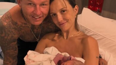 Шампион НРЛ Тод Карни и звезда ријалити ТВ-а Сузи Бредли славе новости о бебама и откривају необично име Шампион НРЛ Тод Карни и звезда ријалити ТВ-а Сузи Бредли славе новости о бебама и откривају необично име