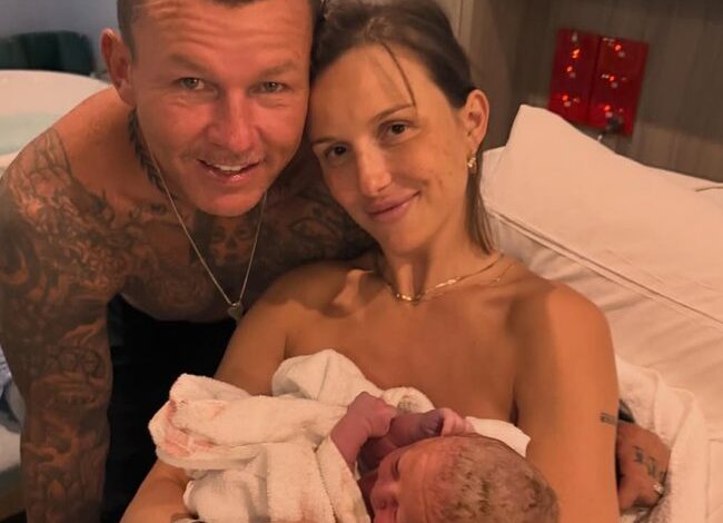 Шампион НРЛ Тод Карни и звезда ријалити ТВ-а Сузи Бредли славе новости о бебама и откривају необично име