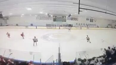 Видео приказује хокејаше и фанове који журе за заклоном након избијања пуцња током утакмице