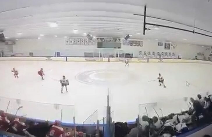 Видео приказује хокејаше и фанове који журе за заклоном након избијања пуцња током утакмице