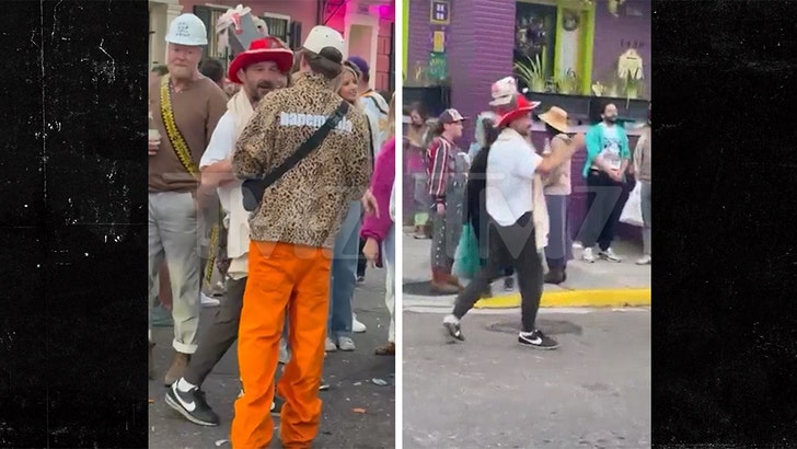 Схиа ЛаБеоуф слави Лунди Грас у Њу Орлеансу