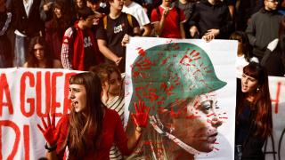 У сукобима полиције и демонстраната због затварања друштвеног центра у Торину повређено 29 полицајаца У сукобима полиције и демонстраната због затварања друштвеног центра у Торину повређено 29 полицајаца