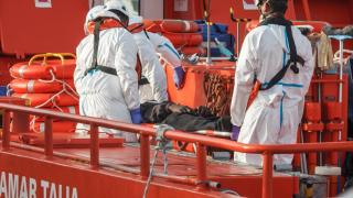 Најмање 15 миграната погинуло је када се њихов чамац сударио са бродом грчке обалске страже