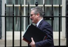 одбија да поднесе оставку упркос унутрашњим критикама лабуриста