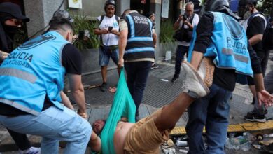 Протести и жестока битка против Милеијеве реформе рада која чини отпуштања јефтинијим и дозвољава 12-часовни радни дан