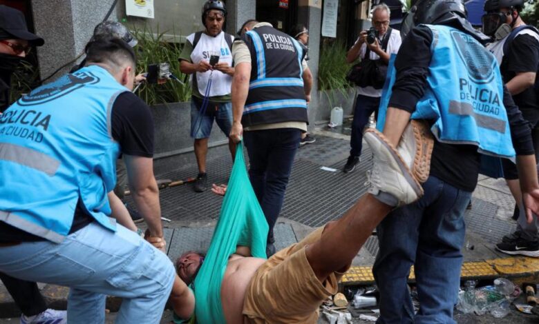 Протести и жестока битка против Милеијеве реформе рада која чини отпуштања јефтинијим и дозвољава 12-часовни радни дан