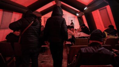 цивилни радници који поправљају енергетску мрежу коју Путин бомбардује у екстремним условима цивилни радници који поправљају енергетску мрежу коју Путин бомбардује у екстремним условима