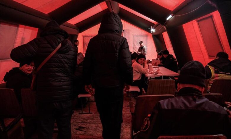 цивилни радници који поправљају енергетску мрежу коју Путин бомбардује у екстремним условима