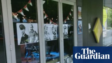 Полиција запленила уметничке постере који приказују Трампа, Путина и Нетањахуа у нацистичким униформама из бара у Канбери | Цанберра