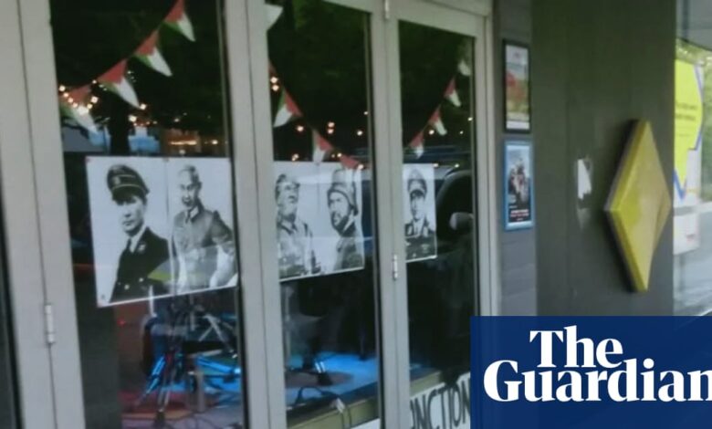 Полиција запленила уметничке постере који приказују Трампа, Путина и Нетањахуа у нацистичким униформама из бара у Канбери | Цанберра