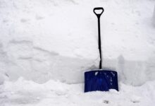 Човек пронађен мртав у снегу испред стамбеног комплекса на Лонг Ајленду