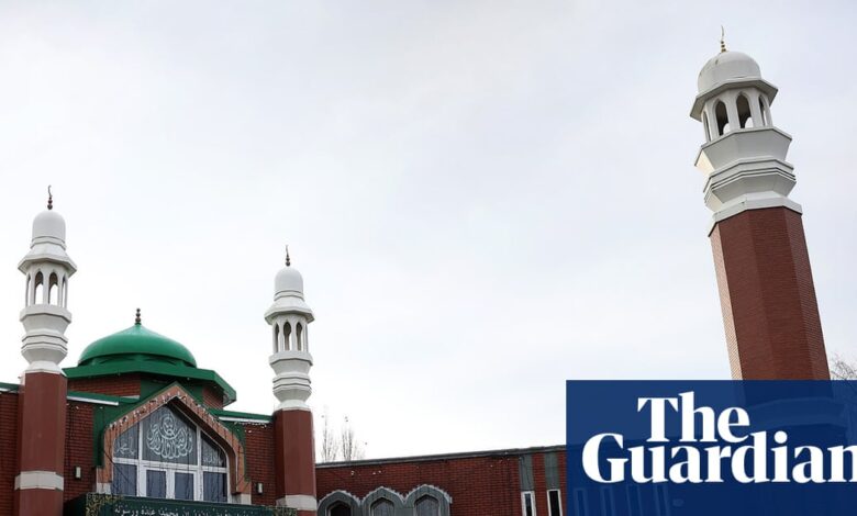 Човек ухапшен јер је ушао у џамију у Манчестеру са секиром и ножем | УК вести