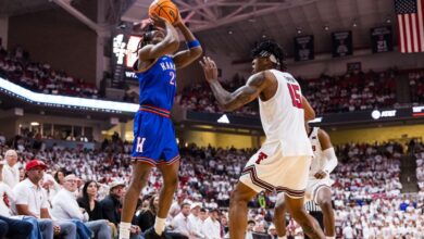 Питерсон из Канзаса завршава игру, погађа 2 касне 3 и победи Тексас Тех Питерсон из Канзаса завршава игру, погађа 2 касне 3 и победи Тексас Тех