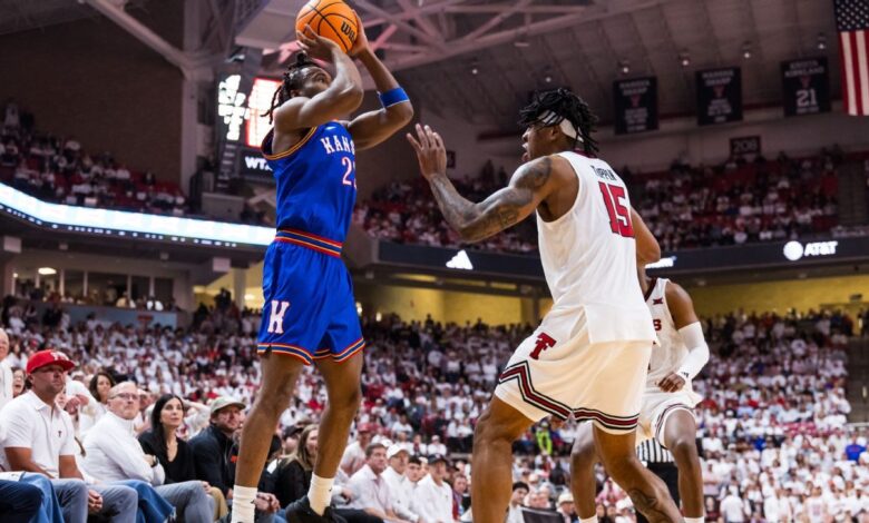 Питерсон из Канзаса завршава игру, погађа 2 касне 3 и победи Тексас Тех