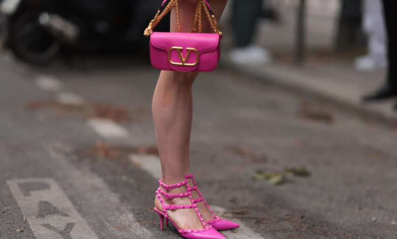 Да ли је креативност у свету луксуза у кризи? Зашто повратак хитова из прошлости као што су Валентинове Роцкстуд ципеле или Баленциагина Ле Цити торба можда није тако добра вест