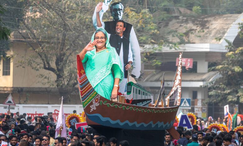 Син шеика Хасине каже да је влада „потпуно погрешно управљала“ протестима Ген З док Бангладеш излази на биралишта