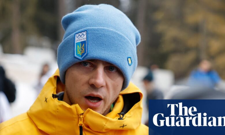 Спортиста костур дисквалификован због шлема са сликама Украјинаца погинулих у рату | Зимске олимпијске игре 2026