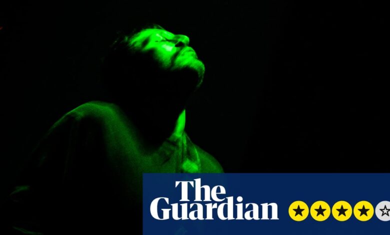 Јосхуа Цхукуимиа Црамптон: Аната рецензија – измаглица која цепи уши и која лечи док боли | Музика Јосхуа Цхукуимиа Црамптон: Аната рецензија – измаглица која цепи уши и која лечи док боли | Музика