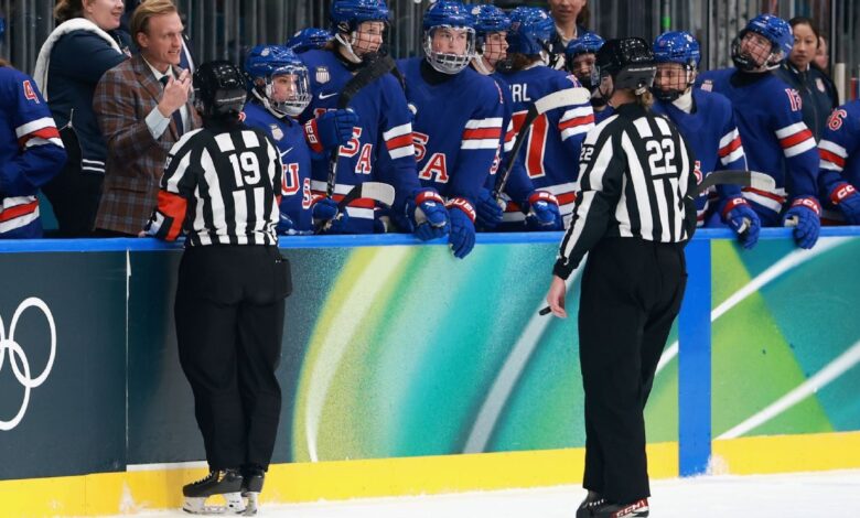 Еби Марфи из САД у центру победе на Олимпијским играма у хокеју против Италије Еби Марфи из САД у центру победе на Олимпијским играма у хокеју против Италије