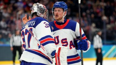 Амерички мушки хокеј остаје непоражен на Олимпијади; следећа нокаут рунда