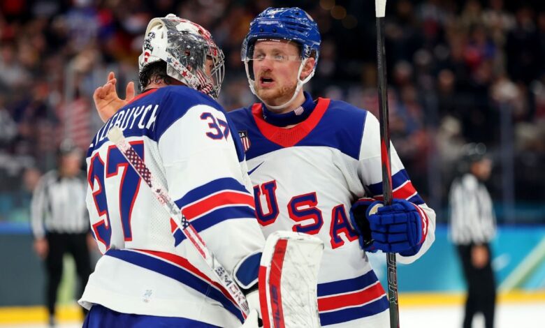Амерички мушки хокеј остаје непоражен на Олимпијади; следећа нокаут рунда