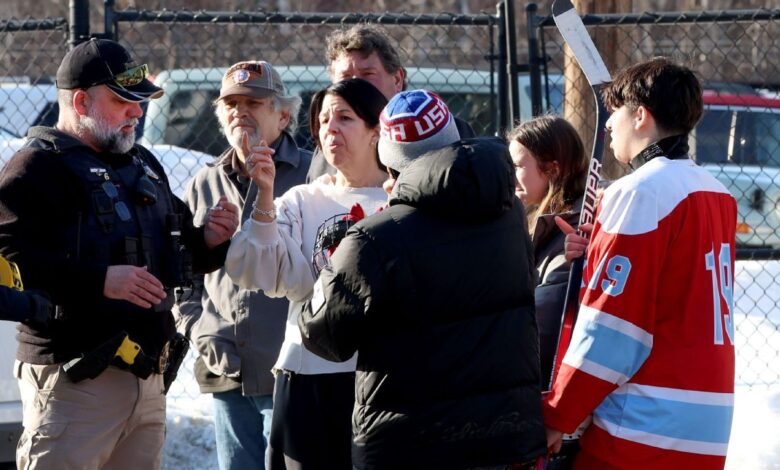 Пуцњава на трибинама на клизалишту РИ оставила је троје мртвих, а други су повређени Пуцњава на трибинама на клизалишту РИ оставила је троје мртвих, а други су повређени