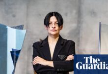 Уметник Хенрике Науман користио је софе, столице и столове за кафу да испита подељену Немачку | Уметност и дизајн