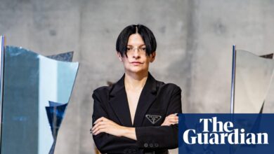 Уметник Хенрике Науман користио је софе, столице и столове за кафу да испита подељену Немачку | Уметност и дизајн