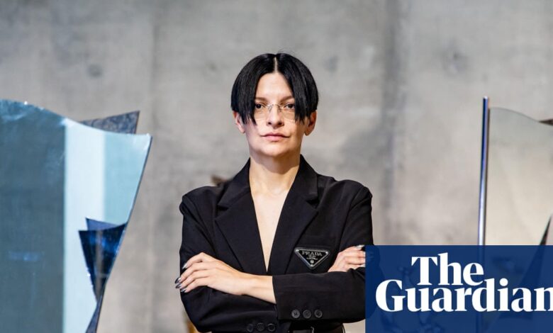 Уметник Хенрике Науман користио је софе, столице и столове за кафу да испита подељену Немачку | Уметност и дизајн