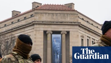 Велики Трампов транспарент окачен у седишту Министарства правде | Доналд Трамп Велики Трампов транспарент окачен у седишту Министарства правде | Доналд Трамп