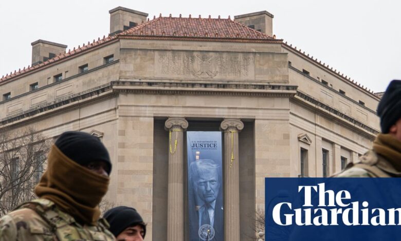 Велики Трампов транспарент окачен у седишту Министарства правде | Доналд Трамп Велики Трампов транспарент окачен у седишту Министарства правде | Доналд Трамп