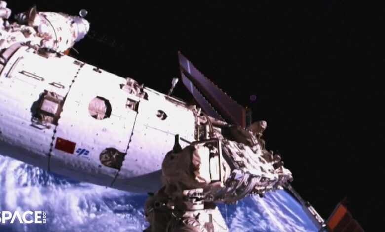 Кинески астронаути описују тренутак када је откривена пукотина на свемирском броду Шенџоу-20 Кинески астронаути описују тренутак када је откривена пукотина на свемирском броду Шенџоу-20